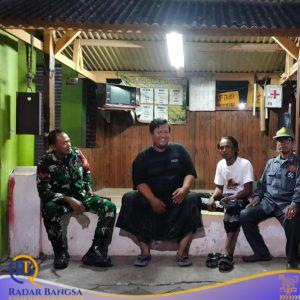 Turun ke Lapangan Saat Malam, Babinsa Rembang Tanamkan Pentingnya Siskamling