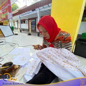 Sentuhan Canting di Tengah TMMD 126, Disperindag Latih Warga Lebakharjo Membatik