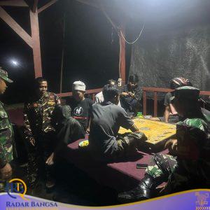 Babinsa Gondang Wetan Perkuat Keamanan Lewat Patroli Humanis
