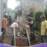 Babinsa Purwodadi Galang Gotong Royong Pasang Paving